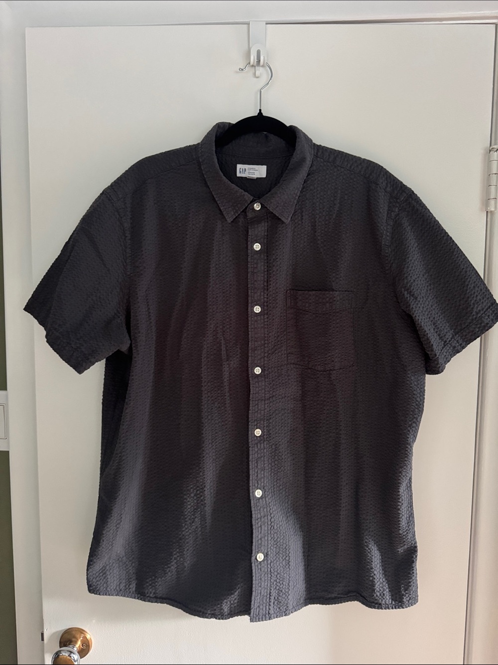 GAP Men's Black Short-Sleeve Seersucker Button-Down Shirt